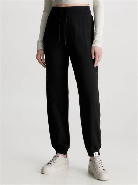 Detalle del pantalón de chándal de Bershka que generó comentarios