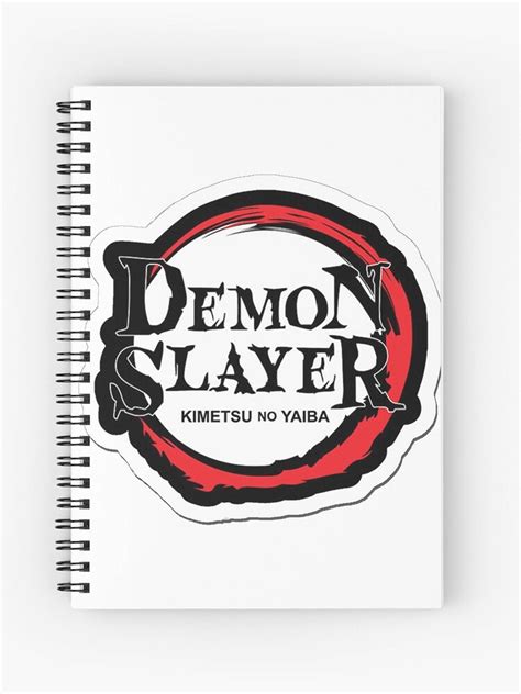 Primer plano de un detalle de la mochila con el logo de Demon Slayer