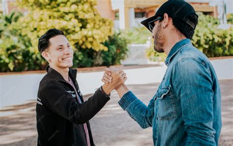 Dos jóvenes compitiendo amistosamente