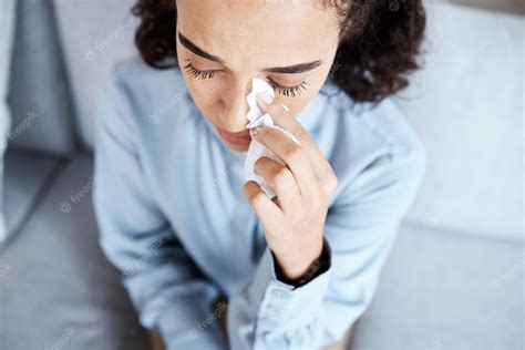 Sakura llorando con un pañuelo