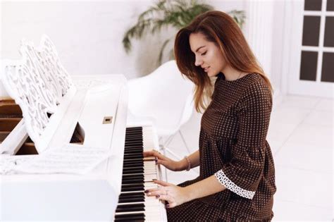 Joven tocando el piano con expresión de duda