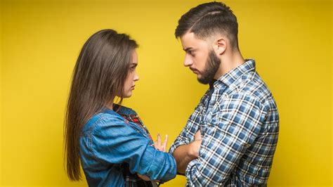 Dos jóvenes con miradas de tensión y rivalidad