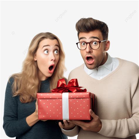 Pareja joven mirando una pantalla de ordenador con expresión de sorpresa