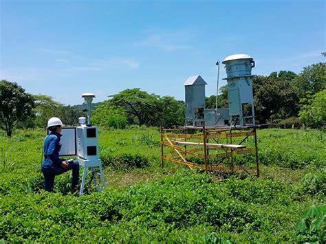 Equipo de científicos trabajando con equipos de monitoreo de calidad del aire
