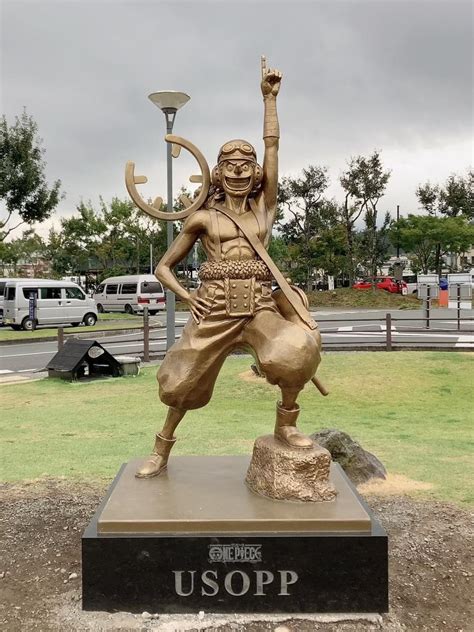 Estatua de Usopp frente a la estación de Aso