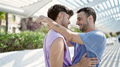 Pareja de hombres abrazándose apasionadamente