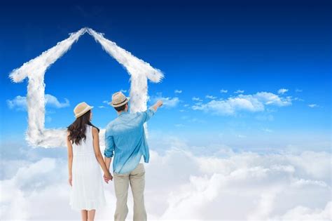 Meliodas y Elizabeth tomados de la mano, mirando hacia el horizonte.