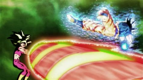 Goku usando Ultra Instinto contra Kefla