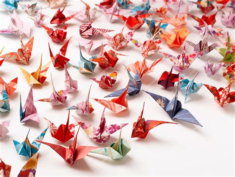 Ilustración de grullas de origami de diferentes colores