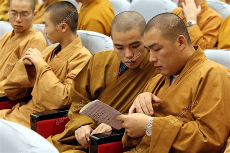 Monjes budistas chinos con bastones