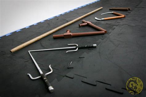 Variedad de armas de Kobudo: Bo, Jo, Sai, Tonfa, Kama