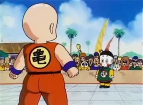 Krilin en combate con su uniforme de la Escuela Tortuga