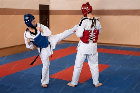 Estudiante de secundaria practicando taekwondo
