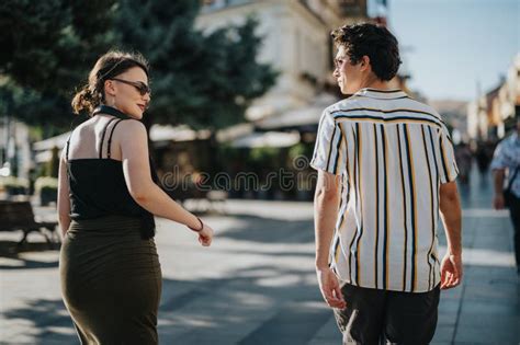 Pareja joven en un entorno urbano con un toque de misterio