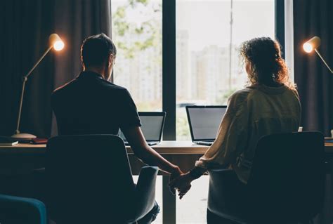 Pareja de mangakas trabajando juntos