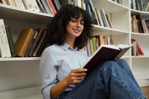 Kuma leyendo un libro a una joven Bonney
