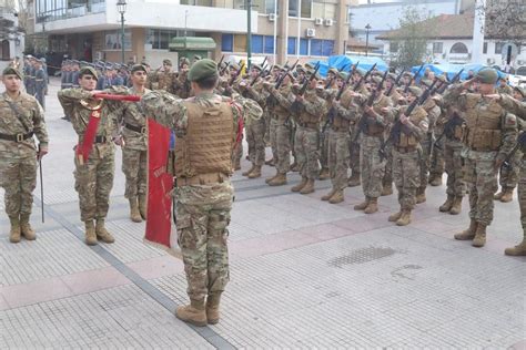 Soldados suplicando a oficiales