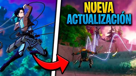 Jugador de Fortnite usando el Equipo de Maniobras Tridimensionales para balancearse entre árboles