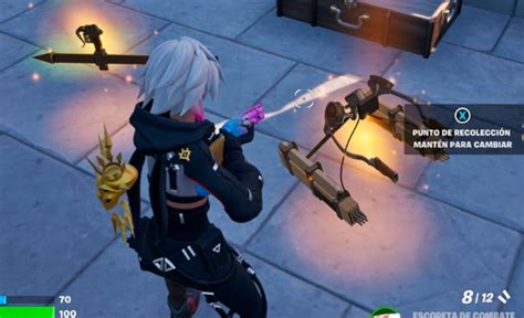 Jugador de Fortnite recogiendo el Equipo de Maniobras Tridimensionales del suelo
