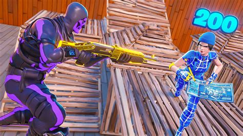 Jugador de Fortnite disparando una Lanza Relámpago contra una estructura