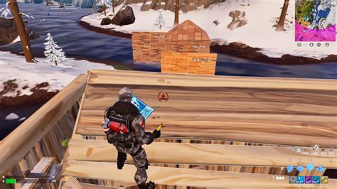 Jugador de Fortnite disparando a un enemigo mientras salta