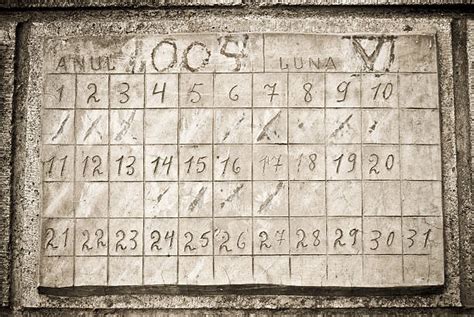 Imagen de un calendario antiguo marcando fechas de la dictadura
