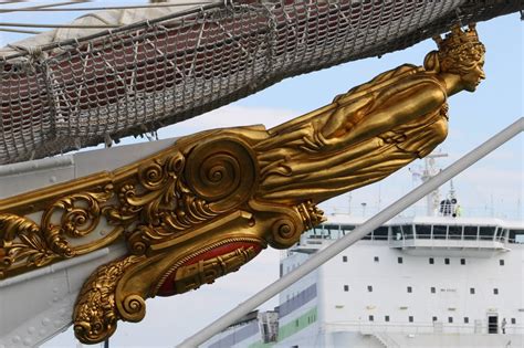 Mascarón de proa del Going Merry y los mandarinos de Nami