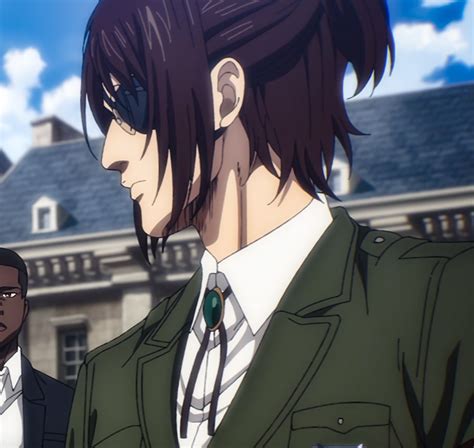 Pastor Nick siendo interrogado por Hange Zoë sobre los titanes en los muros