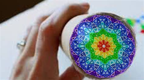 Un caleidoscopio mostrando diferentes patrones y colores.
