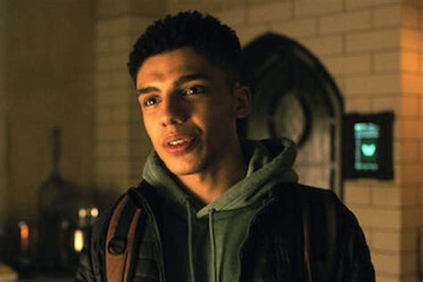 Tim Drake dando el golpe final a Crane en la temporada 3 de Titans