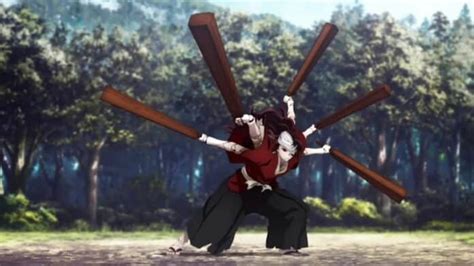 Muichiro Tokito entrenando con el muñeco Yoriichi Tipo Cero