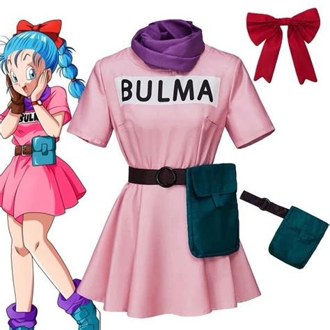 Cosplay de Bulma con vestido negro y pañoleta amarilla
