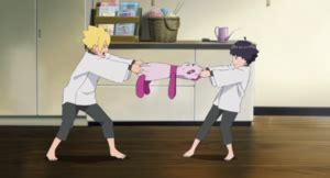 Ilustración de Boruto y Himawari peleando por un oso de peluche, con Himawari despertando su Byakugan.