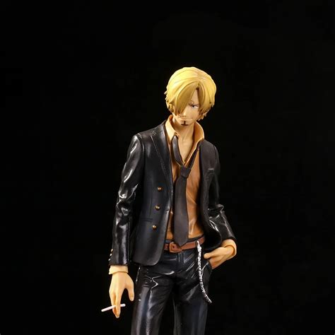 Sanji con su traje elegante y cigarrillo