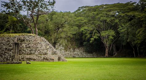 Pueblo de Ragako en ruinas con un titán