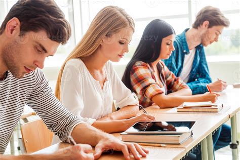 Estudiantes compitiendo en un examen