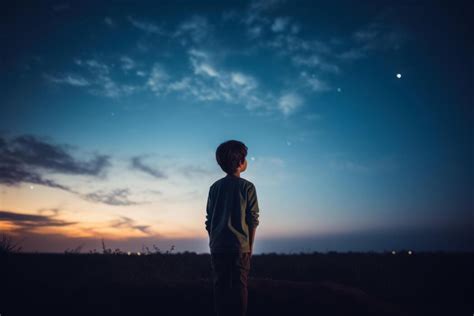 Niño Naruto mirando al cielo