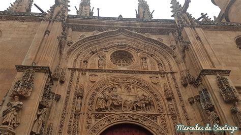 Escultura del dragón con helado en la Puerta de Ramos de la Catedral de Salamanca
