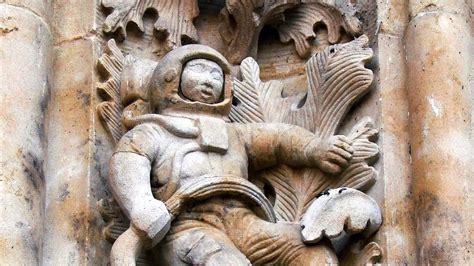 Escultura del astronauta en la Puerta de Ramos de la Catedral de Salamanca