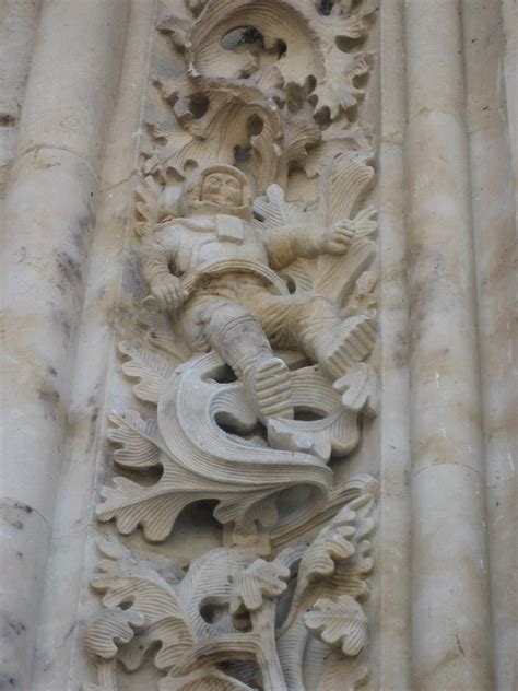 Detalle de la Puerta de Ramos con varias figuras esculpidas
