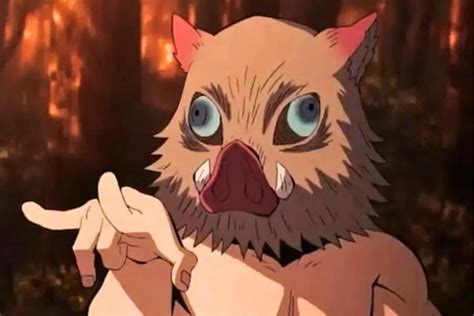 Inosuke enfrentándose a Douma, con la máscara rota