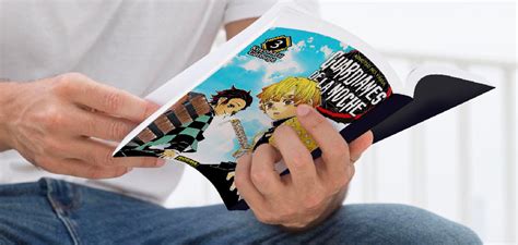 Estudiante otaku leyendo manga