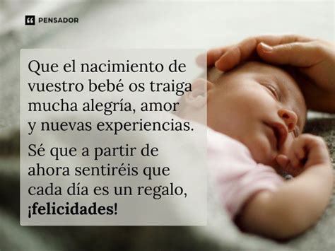 Familia feliz celebrando el nacimiento de un bebé