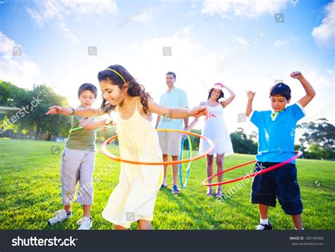 Familia jugando en un jardín