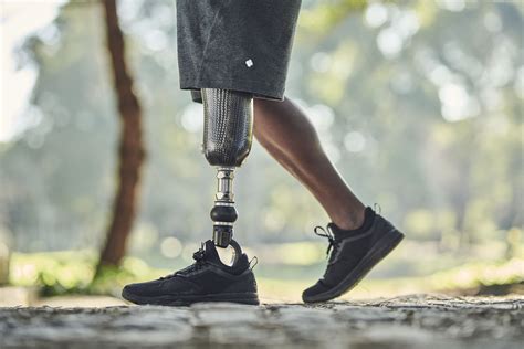 Ilustración de Naruto con su prótesis de brazo