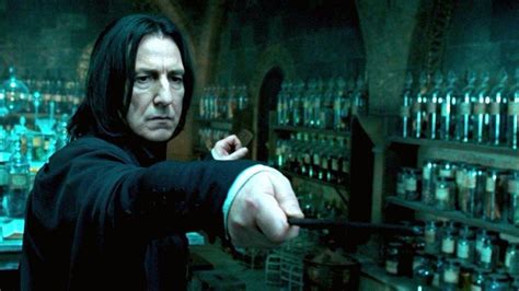 Severus Snape en su laboratorio de pociones