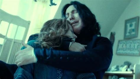 Severus Snape con el vientre abultado, rodeado por Lily y James