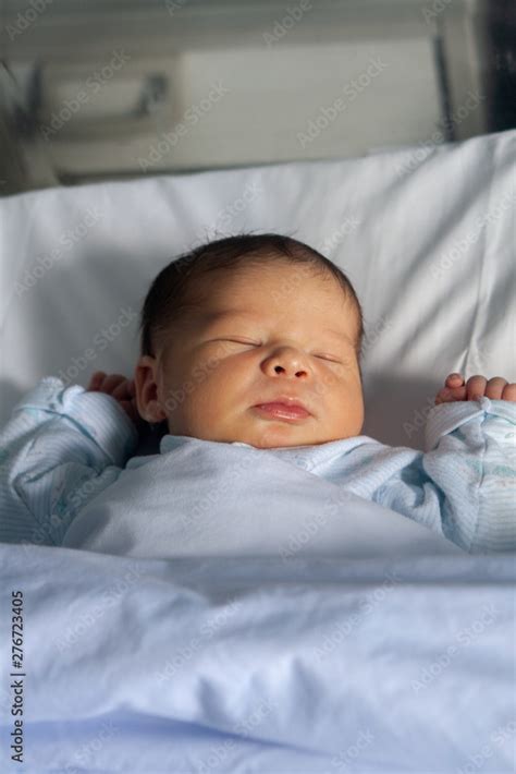 Un bebé recién nacido en una cuna