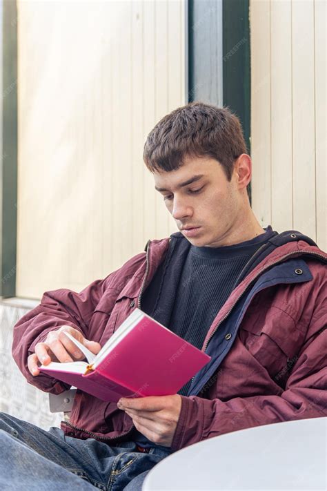 Kaneki joven leyendo un libro