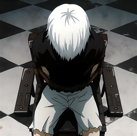 Kaneki tronando sus dedos con expresión decidida